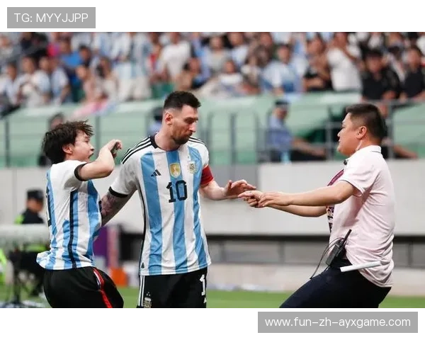 冠军夜梅西拥抱身边队友，现场画面引爆社媒