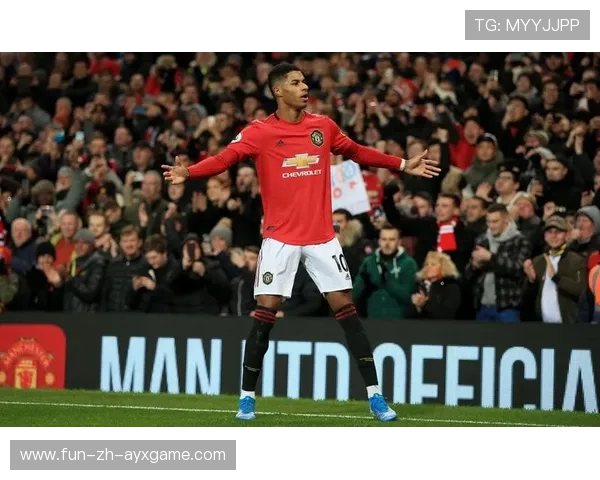 拉什福德远距挑射炸开对手城池